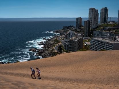 Una pareja pasea en las dunas en Valparaíso, en diciembre de 2022.
