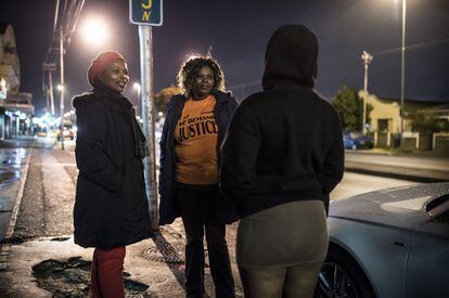 Los asistentes sociales de Sweat también recorren las calles de Ciudad del Cabo para contactar con las prostitutas y darles apoyo.