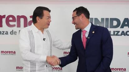 Mario Delgado, presidente de Morena, da la bienvenida al expanista Raúl Paz.