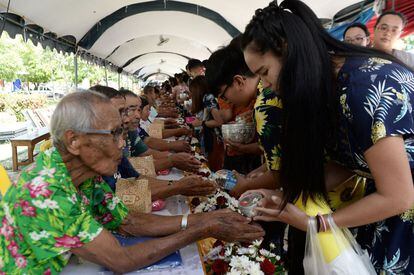 Otro de los ritos populares de la festividad del Songkran es el conocido como Rod Nam Dam Hua, en el que los jóvenes echan agua con esencias florales sobre las manos de sus progenitores o personas de mayor edad, en señal de respeto y gratitud. En la imagen, un momento de esta celebración en la provincia tailandesa de Narathiwat, al sur del país.