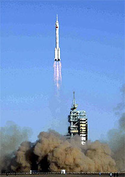 Primeros segundos del lanzamiento de la nave <i>Shenzhou V.</i>