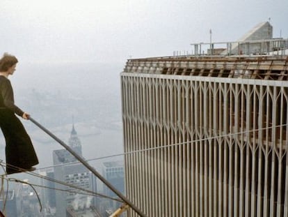 Philippe Petit, en su traves&iacute;a sobre un cable tendido entre las dos Torres Gemelas, todav&iacute;a inacabadas, en el verano de 1974.