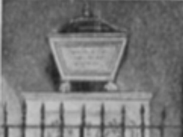 Pilastra y arqueta de mármol de la iglesia de los Dolores hacia 1902.