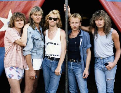 Los ingleses Def Leppard, en la imagen en 1985, destacaron por sofisticar el rock duro. Todavía en activo y en forma, figuras del pop comercial como Taylor Swift se declaran rendidas seguidoras.