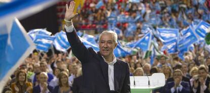 Javier Arenas, en el mitin de cierre de campaña, en Sevilla.