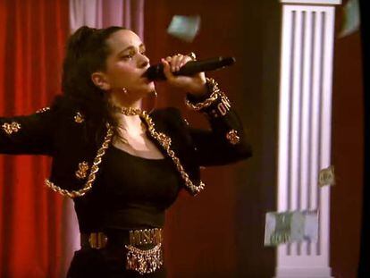 Fotograma de Rosalía cantando, en su videoclip 'F*cking money man'.