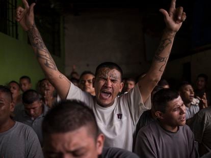 Un pandillero durante un oficio religioso en la cárcel de Gotera.