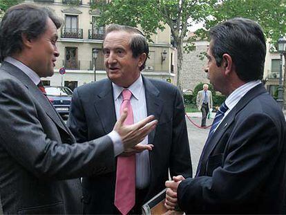 El líder de Convergència i Unió, Artur Mas (izquierda), dialoga con el senador del PP Juan José Lucas (centro) y con el presidente de Cantabria, Miguel Ángel Revilla,  en el Senado.