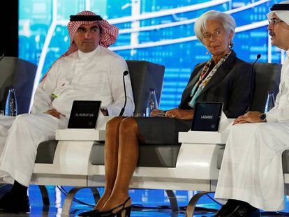 Yasir al-Rumayyan, CEO del fondo soberano de Arabia Saudí; Christine Lagarde, presidenta del BCE, y Amin Nasser, presidente, CEO de Aramco y miembro del consejo de BlackRock, en una imagen tomada durante el Future Investment de Riad.