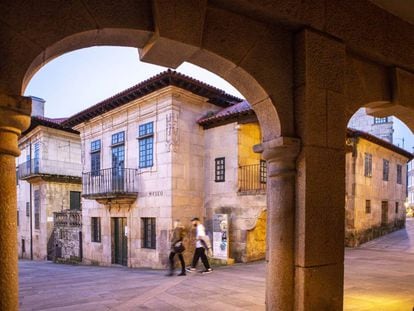 El Museo Provincial de Pontevedra, iluminado de noche, en la plaza de la Leña, en pleno centro histórico.