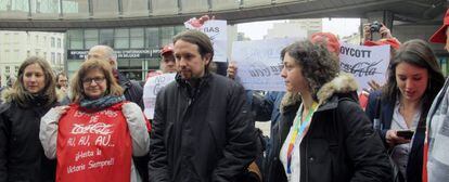 El eurodiputado de Podemos Pablo Iglesias, en Bruselas junto a una veintena de afectados por el ERE de Coca Cola.