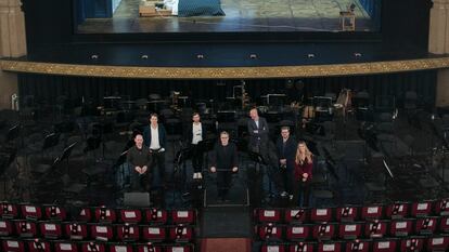 El director de la Orquesta del Liceo, Joan Pons -en el centro-con parte del reparto de la ópera 'Lessons in Love and Violence'.