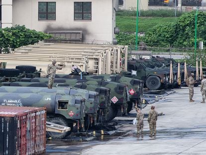Vehículos militares estadounidenses en la base de Dongducheon, en Corea del Sur, preparándose para las maniobras conjuntas que van a realizar ambos países a partir del 22 de agosto.
