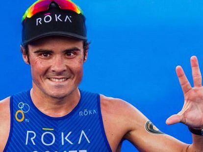 Gómez Noya celebrando su quinto Mundial de triatlón.