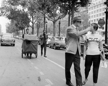 Shooting from 'At the End of the Breakaway', with Coutard and Godard (wearing dark glasses), behind the front couple: Jean-Paul Belmondo and Jean Seberg.