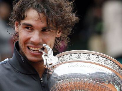 Rafael Nadal con el trofeo de Roland Garros