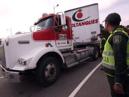 Varios camiones cargados de medicinas y alimentos se topan con una vía bloqueada por el Gobierno de Nicolás Maduro