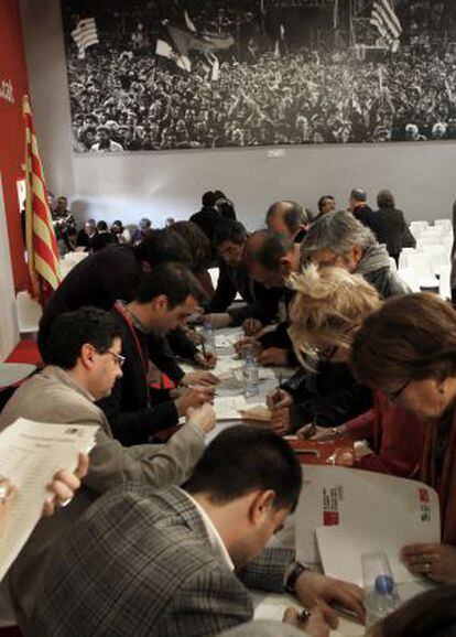 Militantes del PSC votan en las listas para escoger la nueva ejecutiva del PSC, en el X congreso del PSC de Barcelona.