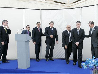 De izquierda a derecha, los diputados generales Markel Olano, Xabier Agirrre y José Luis Bilbao, Xabier de Irala (bbk), Gregorio Rojo (Vital ), Xabier Iturbe (Kutxa), junto al <b><i>lehendakari</b></i> Ibarretxe, en la presentación de la sociedad de promoción de inversiones Ekarpen.
/ l. rico