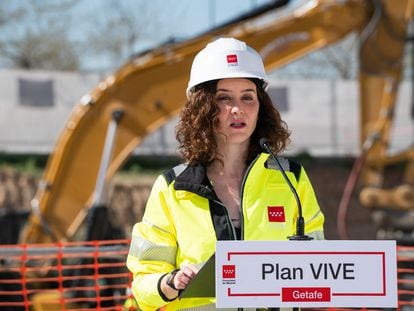 Isabel Díaz Ayuso, presidenta de la Comunidad de Madrid, en unas obras de viviendas del Plan Vive, en una foto de 2023.
