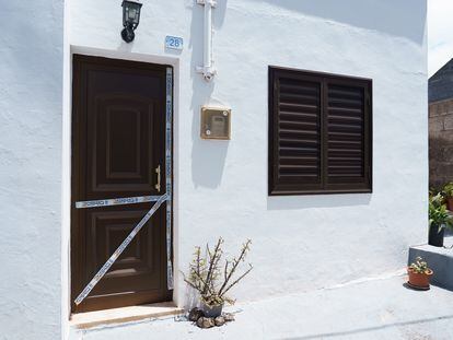 La vivienda en la que vivía la pareja en Valle Guerra (Tenerife), que ha sido precintada por la Policía.