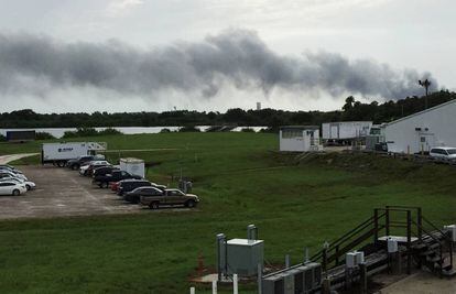 L'explosió d'un coet ha deixat una cortina de fum a Florida.