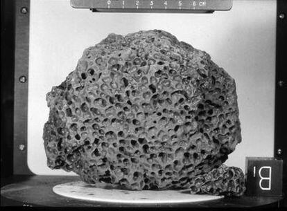 Roca basáltica (volcánica) traída por la misión Apolo 15 de la Luna.