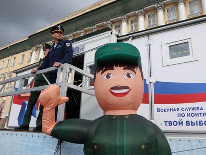 Centro de reclutamiento móvil del ejército ruso en el centro de San Petersburgo, el sábado.