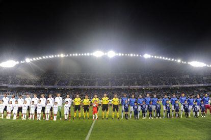 Los jugadores de Real Sociedad y Shakhtar antes del comienzo del partido en Anoeta.