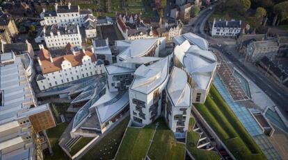 Vista aèria de l'edifici del Parlament escocès, obra de l'arquitecte català Enric Miralles, a Holyrood, Edimburg.