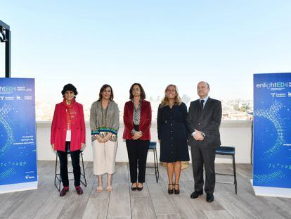 De izq. a drch.: María Benjumea, fundadora de South Summit; Clara Sanz, secretaria general de Formación Profesional del Ministerio de Educación y Formación Profesional; Carmen Morenés, directora general de Fundación Telefónica; Rocío Albert, viceconsejera de Política Educativa de la Consejería de Educación, Universidades, Ciencia y Portavocía de la Comunidad de Madrid; Santiago Íñiguez de Onzoño, presidente de IE University.