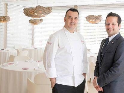 El chef José Manuel Miguel, a la izquierda, y el sumiller Gonzalo Alonso, en su restaurante Beat, en Calpe (Alicante).