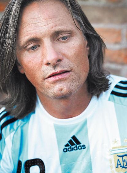 <b>Ni el fin del mundo acabaría con la afición futbolera de Viggo Mortensen. En Venecia atendió a la prensa con la camiseta de la selección argentina.</b>