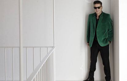 Santiago Auserón posa en el teatro Conde Duque, en Madrid.