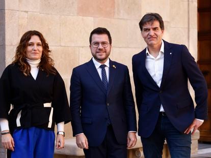Pere Aragonès, presidente de la Generalitat acompañado por la nueva vicepresidenta del Ejecutivo, Laura Vilagrà y por el nuevo viceconseller de Estrategia, Sergi Sabrià, este martes en Barcelona.