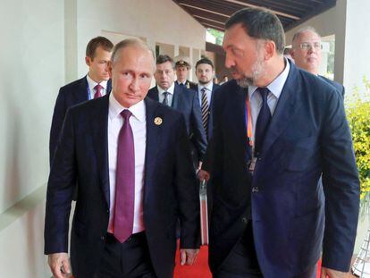 El oligarca ruso Oleg Deripaska camina junto a Vladímir Putin en un acto en Vietnam en noviembre de 2017.