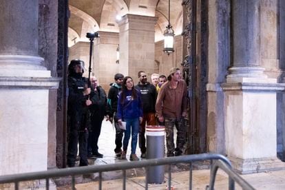 Un grupo de agricultores sale del Palau de la Generalitat tras la reunión mantenida entre Aragonés y los sindicatos.