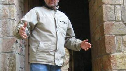 Daniel Samper, en el santuario de San Juan de la Peña, en Aragón.