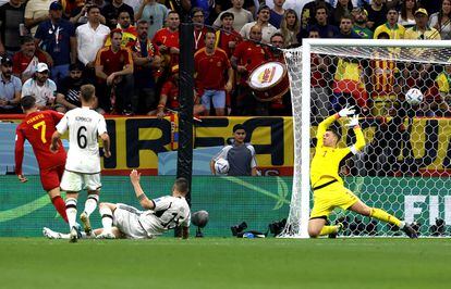 Morata marca el tanto de España.