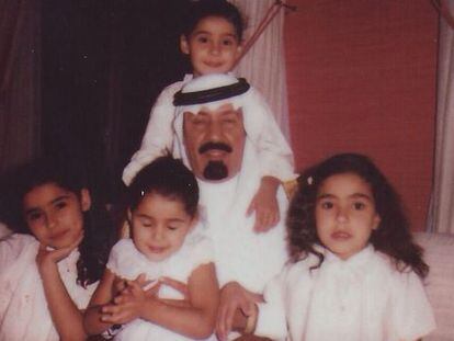 El rey Abdalá con sus hijas, en una fotografía que subió su segunda mujer a su cuenta de Twitter el 14 de noviembre de 2013.