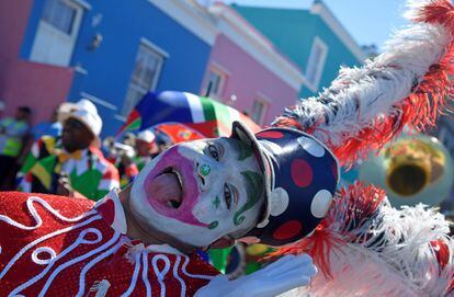 Un bailarín, fotografiado durante las celebraciones del Día del Patrimonio en el distrito de Bo Kaap de Ciudad del Cabo (Sudáfrica).