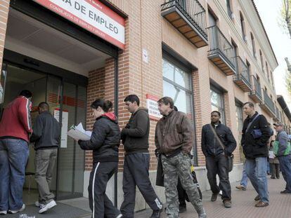 Varias personas hacen cola en la Oficina de Empleo de la Avenida de Guadalajara de Alcal&aacute; de Henares.