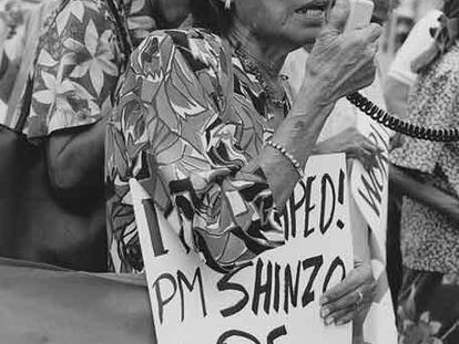 Lola Pilar Frías, en plena protesta frente a la Embajada de Japón en Manila.