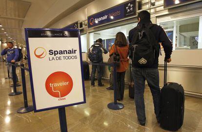 Pasajeros de Spanair esperan noticias esta noche en Barajas.