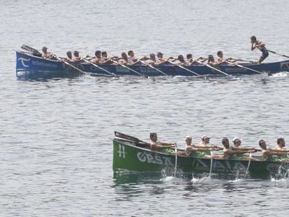 La embarcaci&oacute;n de Urdaibai aventaja a la de Hondarribia durante la disputa de la bandera de La Concha.