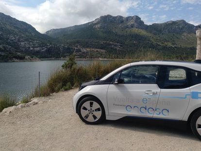 Los vehículos eléctricos, como el BMW i3, reducen el impacto humano en los entornos naturales de la isla, como el embalse de Gorg Blau, en la foto.