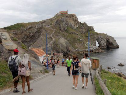 Visitantes en San Juan de Gaztelugatxe.