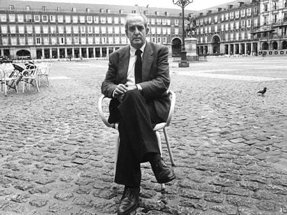Fernando Morán, en la Plaza Mayor de Madrid en octubre de 1990. En vídeo, la trayectoria política de Fernando Morán.