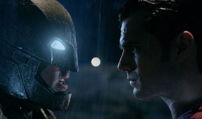 Fotograma de la cinta protagonizada por Batman y Superman, que se estren&oacute; el 23 de marzo.