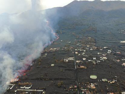La lava del volcán de La Palma sepulta el cementerio de Las Manchas.